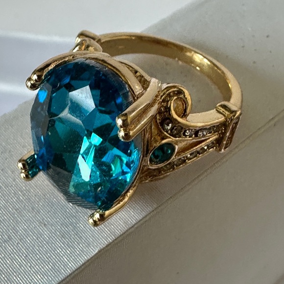 Golden Ring Inlaid Large Zirconia. - Picture 9 of 12